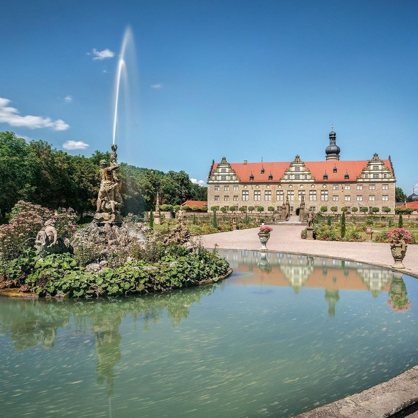 Foto: Staatliche Schlösser und Gärten Baden-Württemberg, Günther Bayerl Schloss und Schlossgarten Weikersheim, Außenansicht mit Brunnen