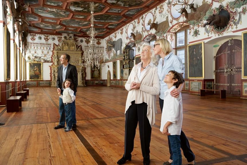 Photo: Staatliche Schlösser und Gärten Baden-Württemberg, Niels Schubert Weikersheim Palace, visitors in the Knight's Hall
