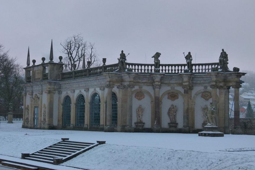 Schloss und Schlossgarten Weikersheim, Flügel der Orangerie im Schnee