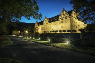 Schloss Weikersheim bei Nacht, Spiegelung des Schlosses im Wasser 